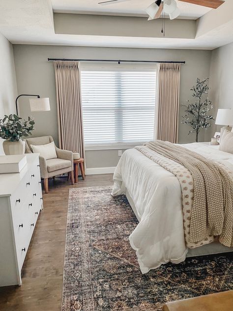 Master Bedrooms Style Ideas, Home Decor Guest Bedroom, Home Decor For Older Homes, Guest Bedroom Ideas King Bed, Oatmeal Curtains Bedroom, Neutral Bedroom With Curtains, Tan Guest Bedroom Ideas, Room Decor Ideas Masterbedroom, Apartment Bedrooms Aesthetic