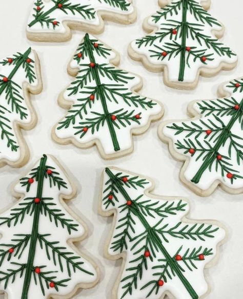 Christmas Sugar Cookies Decorated, Cute Christmas Cookies, Royal Iced Cookies, Sugar Cookie Royal Icing, Winter Cookie, Christmas Tree Cookies, Sugar Cookie Designs, Xmas Cookies, Fancy Cookies