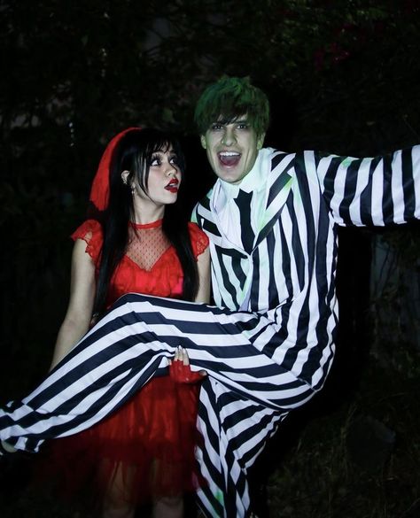 Beetlejuice Couple Costume, Best Couple Halloween Costumes, Beetlejuice Outfits, Beetlejuice Halloween Costume, Couples Costumes Creative, Beetlejuice Costume, Horror Halloween Costumes, Matching Halloween Costumes, Jake Webber