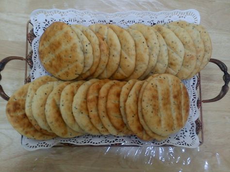 Egyptian Seasoned Countryside Bread (Koras) Barley Cakes Recipe, Egyptian Bread Recipe, Barley Bread Recipe, Barely Bread, Barley Bread, Egyptian Bread, Barley Recipe, Barley Flour, Ramadan Recipes