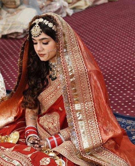 Top 15 Incredible Bridal Makeup Artists In Jaipur – Check It Out! - SetMyWed Dulhan Dupatta Indian Bridal, Newlywed Outfits, Hairstyle For Brides, Open Hairstyle, Keep Smile, Latest Bridal Lehenga Designs, Best Indian Wedding Dresses, Bride Photos Poses, Indian Wedding Fashion