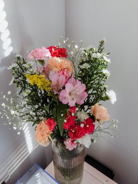 Glossier Flower Arrangement, Summer Long Blooming Flowers, Groovy Floral Arrangements, Aesthetic Pink Flower Bouquet, Pink Flowers In Vase Aesthetic, Boquette Flowers, Flowers Bouquet Gift, Nothing But Flowers, Flowers For You