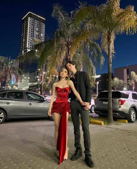 historia de dafnne jm el 28•06•23 #hermanasjm #dafnne #mario Couple Graduation Pictures, Short Strapless Prom Dresses, Mac Duggal Prom Dresses, Neon Prom Dresses, Tight Prom Dresses, High Neck Prom Dress, Black Quinceanera Dresses, Autumn Dresses, Silk Prom Dress