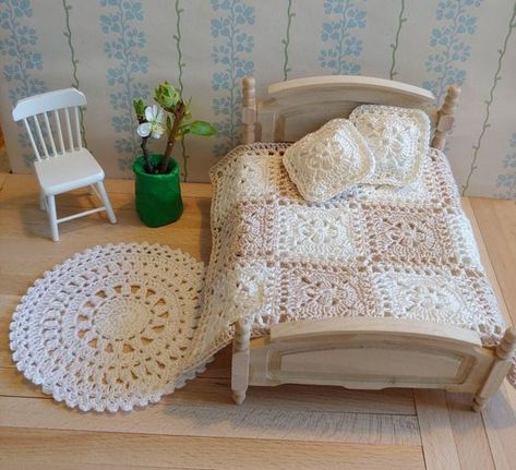 Dolls House Beds, Crochet Doll House Items, Crochet Doll Furniture, Crochet Doll House, Dollhouse Crochet, Crochet Furniture, Crochet Quilt Pattern, Toy Hammock, Barbie Knitting Patterns