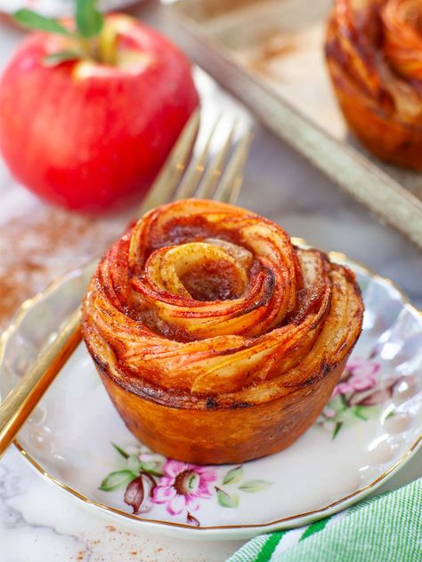 Baked Apple Roses, French Puff Pastry, Apple Rose Tart, Puff Pastry Apple, Easy Baked Apples, Apple Pastry, Apple Puff Pastry, Rose Recipes, Apple Roses