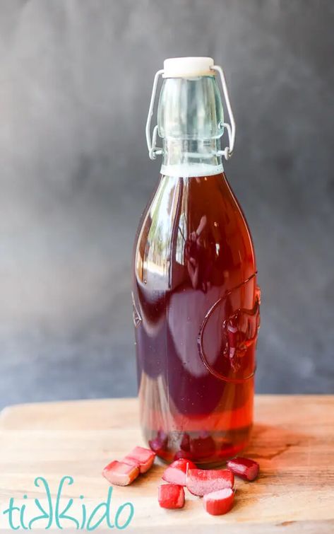 Rhubarb Liqueur Recipes, Soda Alternatives, Homemade Liquor, Liquor Recipes, Homemade Soda, Lavender Syrup, Simple Syrup Recipes, Make Simple Syrup, Liqueurs Recipes