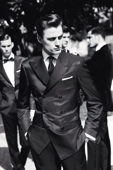 British Style Gentleman Mode, A Man In A Suit, Man In A Suit, Sharp Dressed Man, Looks Black, Mens Lifestyle, Tuxedos, Well Dressed Men, Gentleman Style