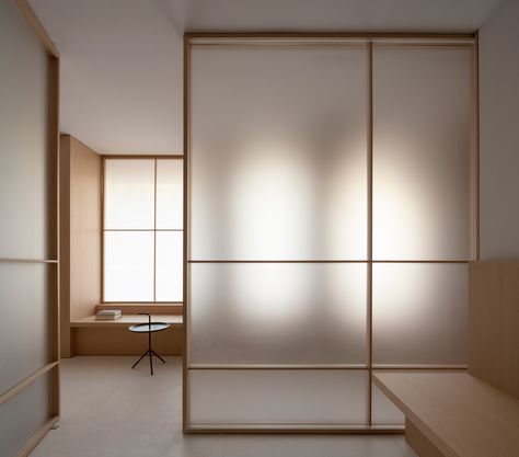 Room Deviders, Meditation Rooms, Decor Studio, Interior Minimalista, Glass Walls, Curved Walls, Translucent Glass, Clinic Design, غرفة ملابس