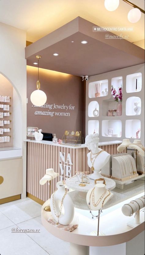 Gold Boutique Interior Design, Jewelry Shop Interior Design Ideas, Cloth Shop Interior Design Small Spaces, Jewelry Shop Interior Design Jewellery Display, Jewelry Boutique Interior, Boutique Design Store Layout, Home Boutique Ideas Small Spaces, Gift Store Design, Small Jewelry Shop Interior Design