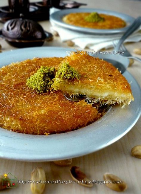 Kunafa Recipe, Crushed Pistachios, Ramadan Desserts, Sweet Cheese, Turkish Sweets, Middle Eastern Desserts, Turkish Desserts, Egyptian Food, Arabic Sweets