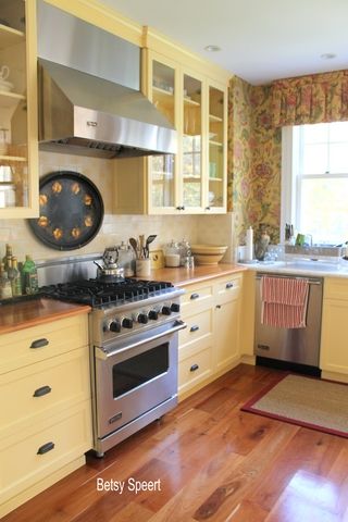 Yellow Kitchen Cabinets, Colorful Kitchens, City Cottage, Yellow Cabinets, Kitchen Country, Yellow Cottage, Vintage Kitchens, Painted Cabinets, Mexican Kitchens