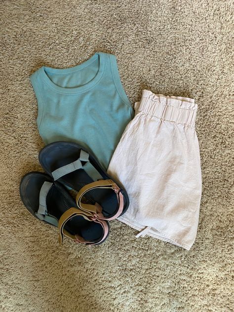 Beach Camp Outfits, Casual Outdoor Outfit Summer, Summer Camp Counselor Outfits, Camping Summer Outfits, Camp Fits, Outdoorsy Style Summer, Summer Camp Fits, Camp Outfits, Cute Granola Outfits