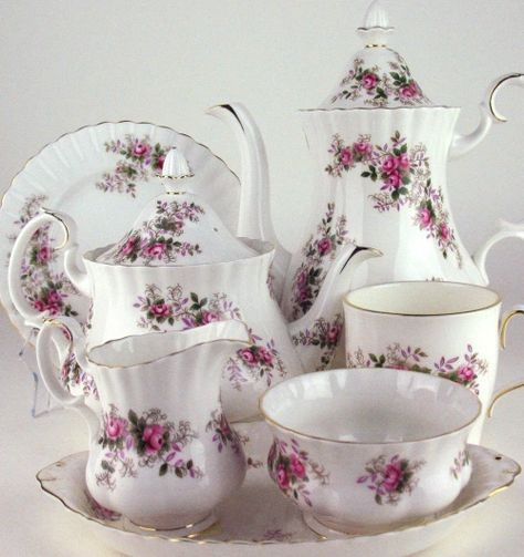 Royal Albert Lavender Rose Bone China Dinner Set #porcellana #porcelain #RoyalAlbert #china Royal Albert Tea Sets, Bone China Dinner Set, Fine China Tea Set, China Crockery, Tea Display, Love To Love, Vintage Tea Sets, Tea Cup Collection, China Tea Sets