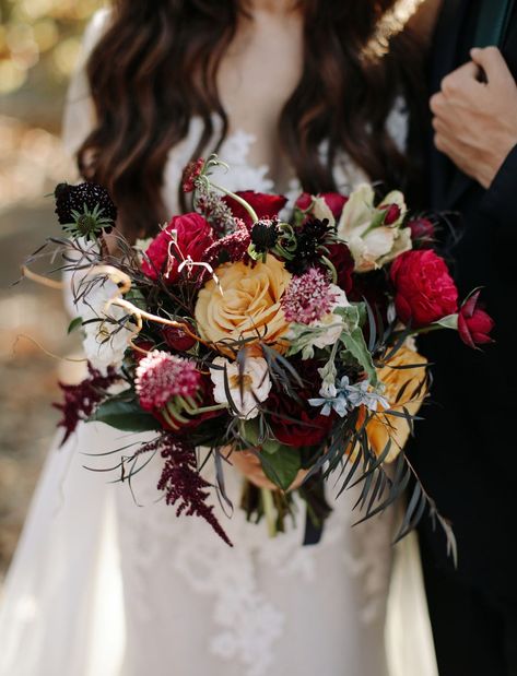 Fleur Harry Potter, October Flowers, Harry Potter Wedding Theme, Burgundy Bouquet, Festa Harry Potter, Theme Harry Potter, Harry Potter Style, Harry Potter Wedding, Harry Potter Theme