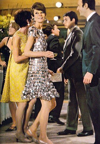 Audrey in dress by Paco Rabanne Two For The Road, Audrey Hepburn Born, Audrey Hepburn Style, Meg Ryan, Hepburn Style, Look Retro, My Fair Lady, Julia Roberts, 1960s Fashion