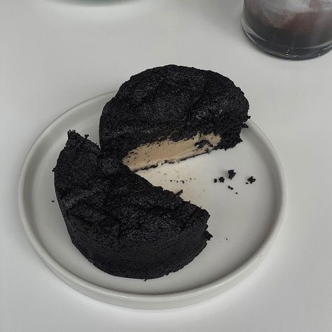 Black Dessert Aesthetic, Black Drink Aesthetic, Food Black Aesthetic, Desserts Aesthetic, Black Dessert, Black Pudding, Cake Bakery, Pretty Dessert, Black Food