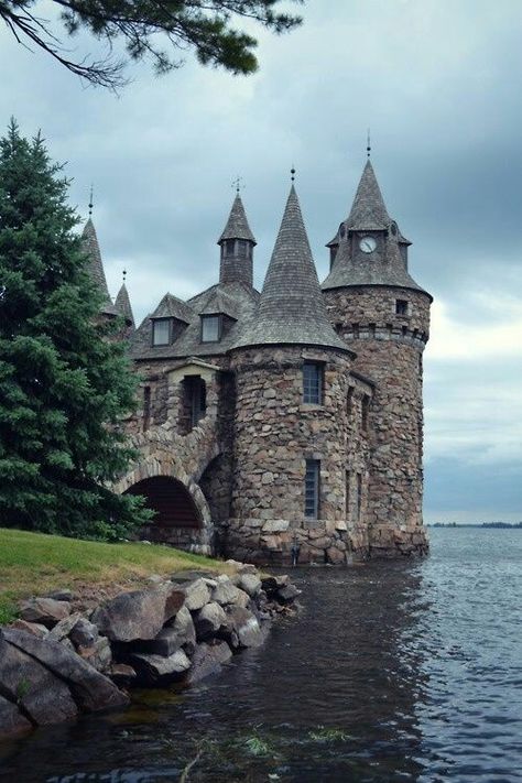 Boldt castle Boldt Castle, Small Castles, Saint Lawrence, Chateau Medieval, Old Castle, Castle Mansion, Thousand Islands, Castle Ruins, 다크 판타지