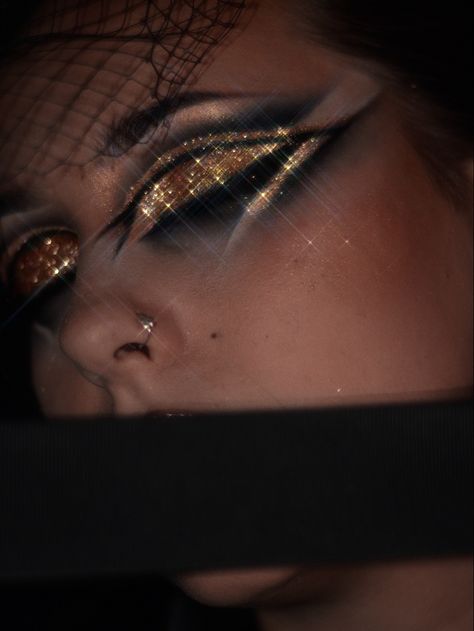 Golden Cat Eye Makeup, Dramatic Black Makeup, Black And Golden Makeup, Black And Gold Witch Makeup, Black And Gold Makeup Ideas, Black And Gold Eyeliner, Gold Goth Makeup, Eyeshadow With Brown Eyes, Gold And Silver Eye Makeup