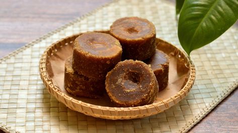 What Makes Palm Sugar Unique? Dripping Liquid, Jaggery Recipes, Flower Bunches, Liquid Sugar, Black Sugar, Coconut Palm Sugar, Palm Sugar, Thai Dishes, Sugar Crystals