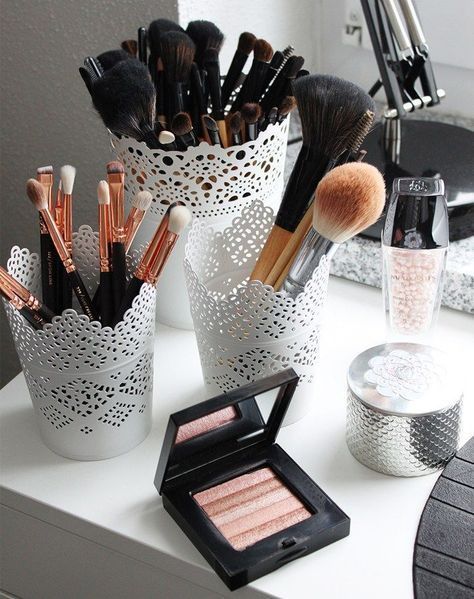 Brush Organization, Diy Brush Holder, Makeup Vanity Storage, Make Up Storage, Beauty Vanity, Diy Makeup Vanity, Diy Makeup Storage, Stylish Makeup, Brush Holders