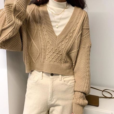 OAK + FORT on Instagram: “Lend a vintage appeal to your looks with this cropped cable knit sweater made in a relaxed fit for easy layering. Long Sleeve Tshirt 3961…” Cropped Cable Knit Sweater, Looks Pinterest, Millennials Fashion, Mode Kpop, Modieuze Outfits, Indie Outfits, Mode Inspo, 가을 패션, 여자 패션