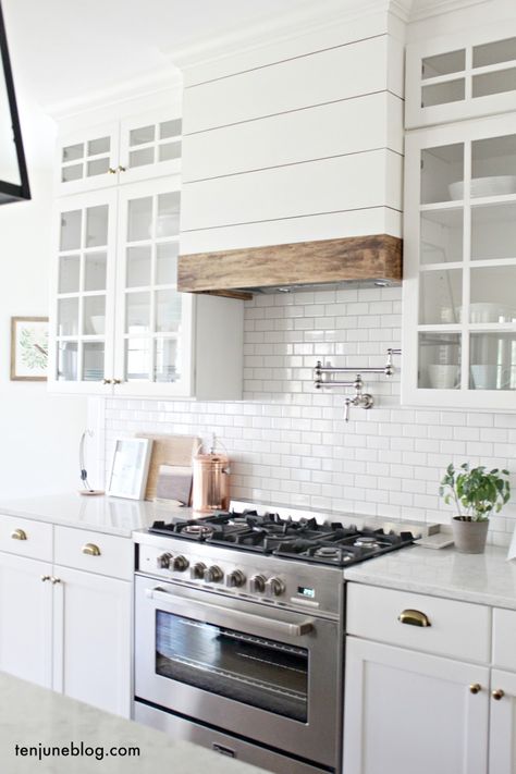 Kitchen Hood Ideas, Kitchen Hood Design, Shiplap Kitchen, Model Dapur, Kitchen Vent Hood, Farmhouse Kitchen Backsplash, Kitchen Vent, Kabinet Dapur, Farmhouse Kitchen Cabinets