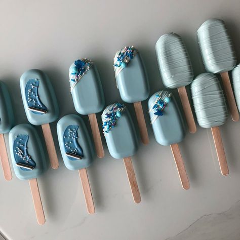 Cookie Pucks, Cake Pop Designs, Cake Pop Decorating, Dessert Gifts, Blue Cakes, Holiday Gift Box, Ice Cream Popsicles, Cake Business, Frozen Cake