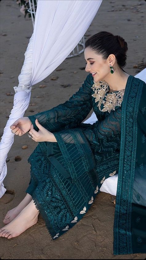 Ubatna Dress Pakistani, Hania Amir Suits, Hania Amir Dresses Suit, Net Dresses, Function Dress, Indian Bridesmaid Dresses, Pakistani Women Dresses, Conjoined Twins, Western Dresses For Women