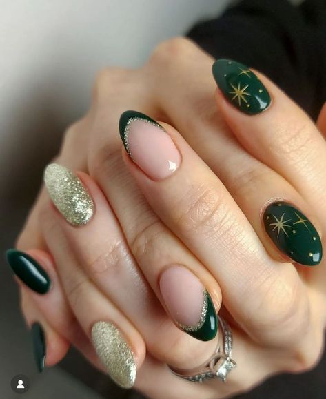 Nail Art Noel, Emerald Nails, Emerald Green And Gold, Manikur Kuku, Gold Nail Designs, Green Nail Designs, Gold Nail, Xmas Nails, Spring Nail