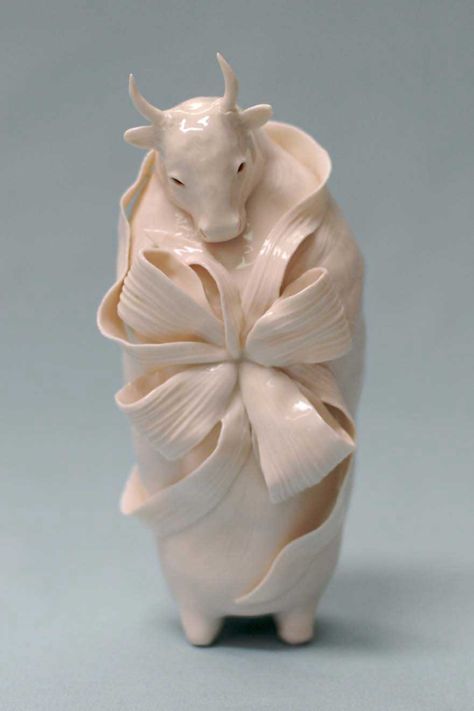 Bull by Sophie Woodrow. Sophie Woodrow, Porcelain Dolls For Sale, Ceramics Inspiration, Sculptures Céramiques, Keramik Design, Art Attack, Ceramic Figures, Arte Animal, Contemporary Ceramics