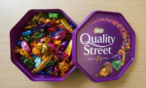 Quality Streets Chocolates, Best Junk Food, Luxury Candy, Quality Street, Chocolate Brands, Chocolate Assortment, Chocolate Sweets, Deilig Mat, Chocolate Packaging