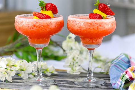 The Best Frozen Strawberry Cocktail Strawberry Pineapple Margarita, Strawberry Cocktail, Frozen Fruit Recipes, Strawberry Cocktails, Pineapple Margarita, Frozen Strawberry, Frozen Margaritas, Frozen Fruit, Drinks Alcohol Recipes