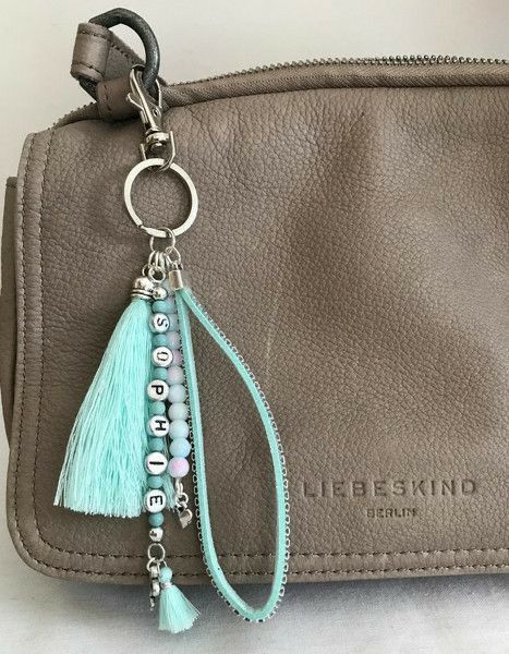 Tassen Hanger, Purse Charms Diy, Simpul Makrame, Pola Macrame, Keychain Craft, Beaded Necklace Diy, Bead Charms Diy, Pola Sulam, Handbag Charms