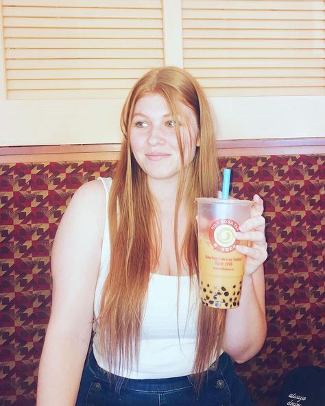 Jamie Myers on Instagram: “when the person you’re with doesn’t order extra boba in their drink 🤭 . . . . #relatable #extraboba #boba #bobatea #no1bobatea #vegas…” Drinking Boba Pose Reference Drawing, Holding Bottle Reference Drawing, Holding Boba Reference, Drinking Boba Pose Reference, Person Drinking Boba, Holding Drink Drawing Reference, Holding Drink Pose Reference, Drinking Boba Pose, Person Drinking Reference