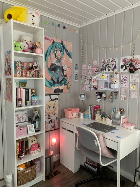 Manga Set Up, Posters Colorful, Organized Desk, Room Art Decor, Cool Dorm Rooms, Otaku Room, Dorm Room Ideas, Pinterest Room Decor, Anime Posters