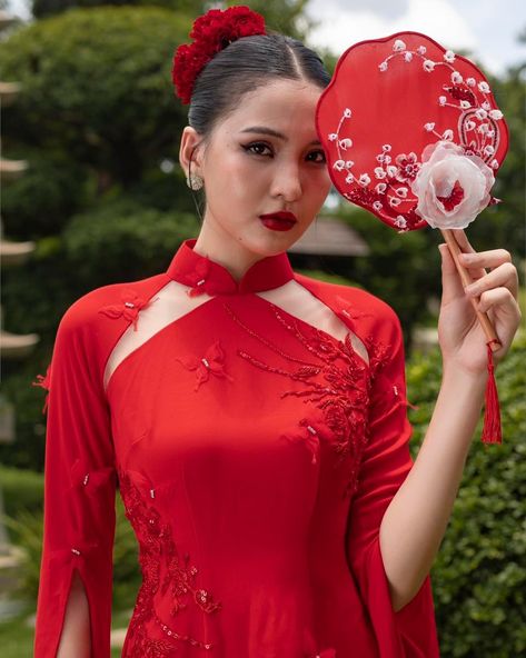 How to style your Áo Dài? 🌸 An áo dài is a symbol of grace and tradition, but it can also be styled to reflect your unique personality on your special day! Here are a few chic ways to elevate your look: 👒 Traditional Hat (Khăn Đóng): Add a classic touch with a traditional Vietnamese hat. Opt for a beautifully adorned khăn đóng to match your ensemble; the perfect way to honor your heritage while making a fashion statement. 🌸 Hair Accessories: Enhance your hairstyle with delicate floral pins... Bridal Ao Dai, Vietnamese Wedding Dress, Statement Hair, Vietnamese Wedding, Floral Pins, Dream Dresses, Red Pants, Bridal Robes, Bridal Veil