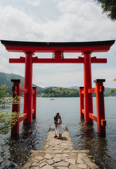 Immerse yourself in the magical allure of a pre-wedding photoshoot in Hakone, Japan. Discover captivating photo ideas amid lush nature, capturing the essence of love and the beauty of summer. Japan Wedding Photography, Wedding In Japan, Japan Engagement Photos, Japan Elopement, Japan Prewedding, Hakone Japan, Engagement Shoots Poses, Japan Wedding, Japanese Couple