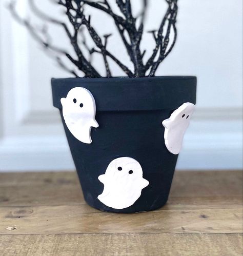 Black And White Pot Painting, Halloween Plant Pot Painting Ideas, Spooky Painted Pots, Black Flower Pot Painting Ideas, Halloween Flower Pots Diy, Terracotta Pots Painted Halloween, Ghost Flower Pot, Halloween Pots Terra Cotta, Fall Painted Flower Pots