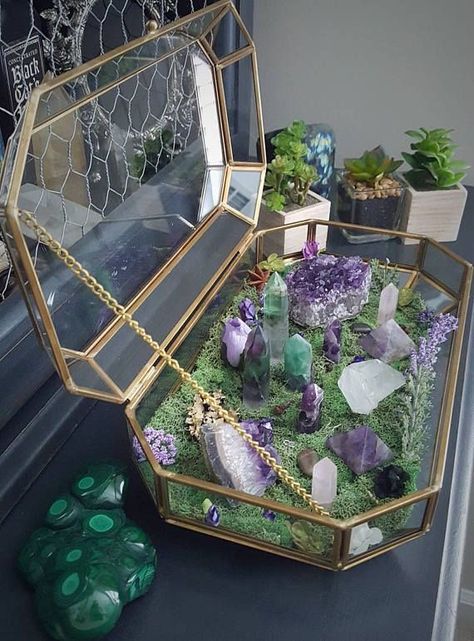 Terrarium Centerpieces, Crystal Room Decor, Crystal Room, Crystal Vibes, Crystal Garden, Deco Nature, Crystal Aesthetic, Witchy Crafts, Terrariums Kits