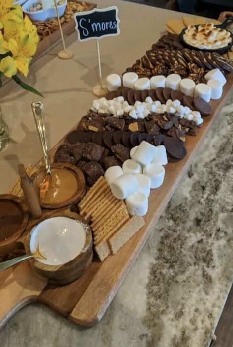 Cute Smores Bar, Birthday Popcorn Bar, S’mores Decorations, Fall Outside Birthday Party Ideas, Cute Fall Birthday Party Ideas, Backyard Celebration Ideas, Fall Party Teens, Bon Fire Party Ideas For Adults, 20th Birthday Food Ideas