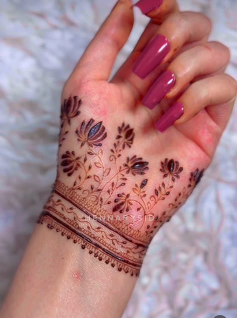 Classy Henna Designs, Mehandi Designs Minimal, Mehendi Designs For Hands Minimal, Aesthetic Mehndi Designs For Palm Simple, Mehandi Designs For Palm Simple, Lag Mehndi Design Simple, Mehndi Design Minimal, Mehndi Designs Simple Aesthetic, Minimal Mehendi Designs Aesthetic Palm