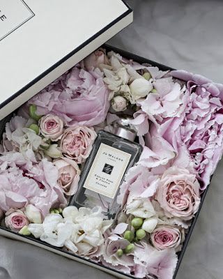 Jo Malone Perfume / Flowers Perfume Flower, Creative Gift Baskets, Wedding Perfume, Perfume Box, Flower Box Gift, Flower Gift Ideas, Perfume Scents, Wedding Gift Boxes, Solid Perfume