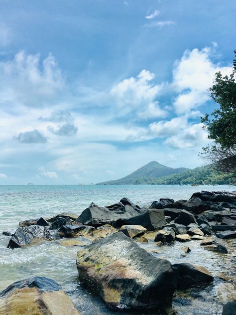 Pulau Lemukutan Singkawang terkenal di kalangan wisatawan karena keindahan bawah lautnya yang memukau. Lokasinya yang berjarak tidak terlalu jauh dari kota Pontianak membuatnya menjadi wisata favorit. Pulau ini termasuk dalam kabupaten Bengkayang dengan luas wilayah mencapai sekitar 12.520 hektar.