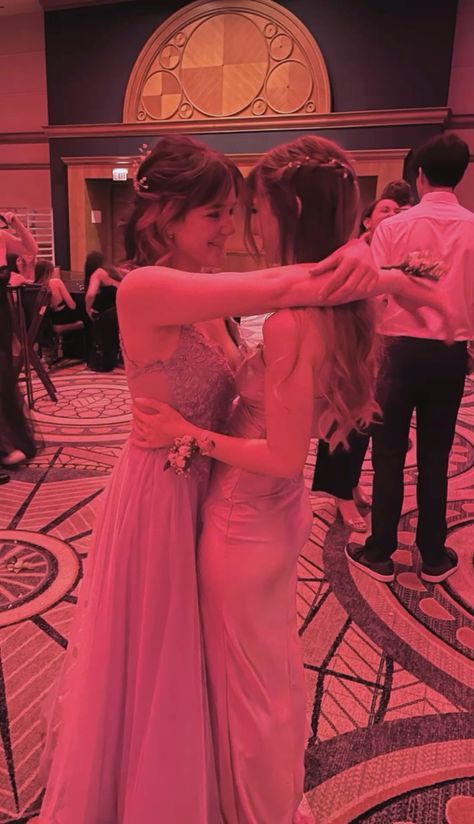 Girlfriends Matching Outfits, Wlw Wedding Dresses, Secret Wlw Aesthetic, Couple Poses Girlfriends, Girlfriend And Girlfriend Outfits, Prom Girlfriends, Gay Girl Stuff, Wlw Prom Pictures, Me And Who Wlw