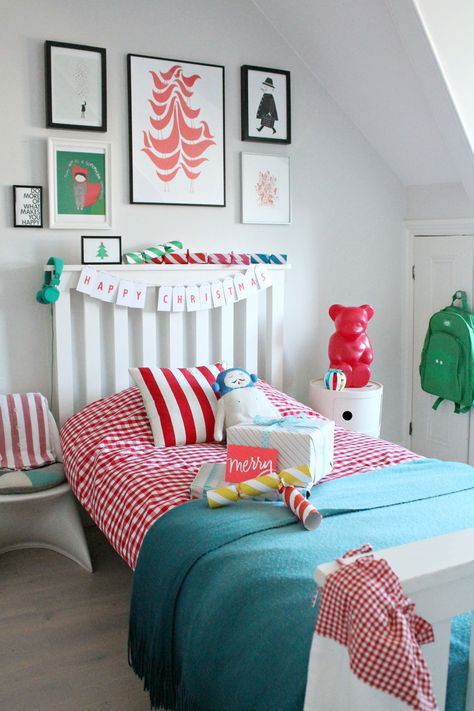 Create a festive feel in a child's room Grey Boys Rooms, Boy And Girl Shared Bedroom, Blackboard Wall, House Design Trends, Kids Bedroom Inspiration, Diy Outdoor Furniture Plans, Outdoor Furniture Plans, Christmas Bedroom, Bedroom Refresh