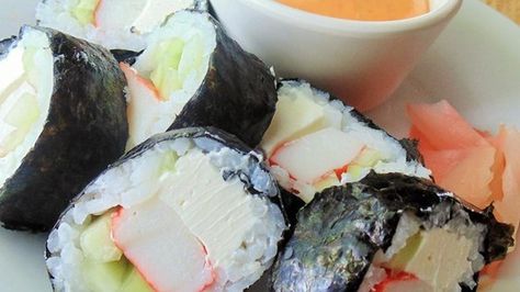 Crab And Cream Cheese, Rice Paper Rolls Recipes, Crab Sushi, Sushi Recipes Homemade, Sushi Roll Recipes, Easy Sushi, Make Cream Cheese, Sushi Roll, Japanese Dessert