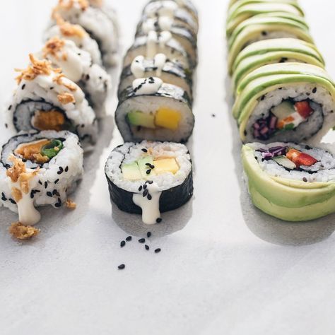 Sushi Homemade, Sushi Vegan, Vegan Sushi Rolls, Veggie Sushi, Vegetarian Sushi, Dessert Chef, Sushi Roll Recipes, Japanese Desserts, Vegan Sushi