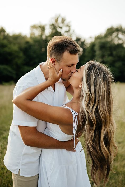 Fam Photos, Field Engagement Photos, Couple Sessions, Park Engagement Photos, Cute Engagement Photos, Shot Ideas, Couples Pictures, Romantic Engagement Photos, Outdoor Engagement Photos