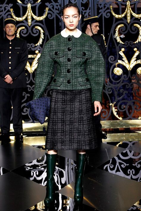 Louis Vuitton Fall 2011 Ready-to-Wear https://www.vogue.com/fashion-shows/fall-2011-ready-to-wear/louis-vuitton/slideshow/collection#21 Odd Fashion, Louis Vuitton Collection, Open Doors, Runway Collection, French Fashion, Model Photos, Modern Luxury, Runway Fashion, Designer Fashion