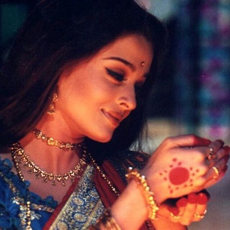 Aishwarya Rai Pictures, Vintage Bollywood Aesthetic, South Asian Aesthetic, 90s Bollywood Aesthetic, Desi Love, Retro Bollywood, 90s Bollywood, Bollywood Outfits, Vintage Bollywood